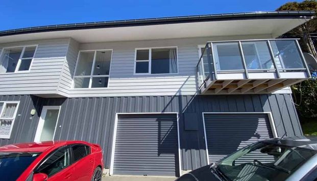 WELL PRESENTED 3X BEDROOM UPSTAIRS HOME: - Photo 1