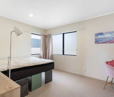 Superb Living - Unbeatable Location - Photo 3