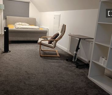 Room for rent in a 4-bedroom house in Killinardan, Dublin - Photo 1