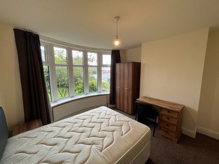 6 Bed Semi-Detached House, Yew Tree Road, M14 - Photo 4