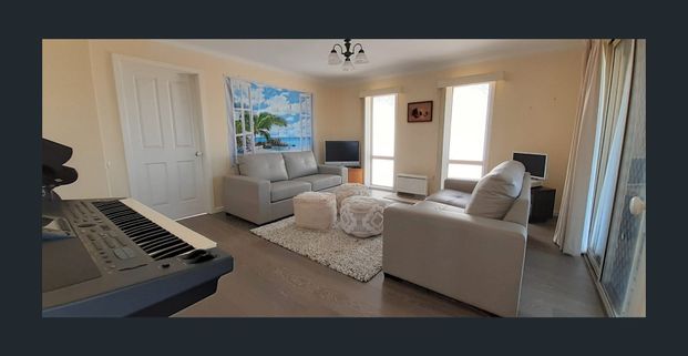 Spacious luxury home with spectacular 180 deg bayview and two independent living zones - Photo 1