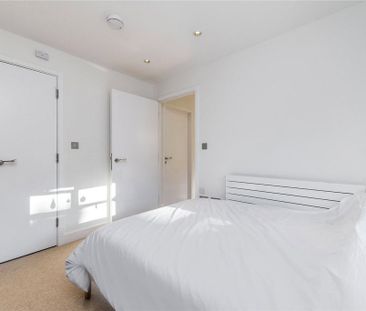 1 bedroom mews to rent - Photo 6