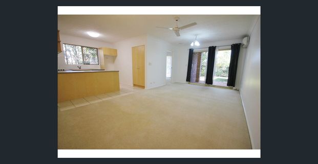 Centrally located home with secure courtyard - Photo 1