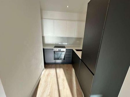 Slough, Berkshire, SL1 - Photo 3