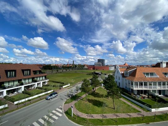 GEMEUBELD - Duplex appartement MET TWEE SLAAPKAMERS gelegen in DUINENWATER te Knokke-Heist. - Foto 1