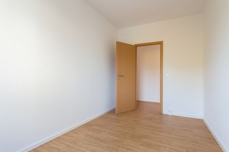 Sehr schön: 2 Bäder, 3 Zimmer, Küche mit Fenster und großer Abstellraum in der Wohnung - Photo 4