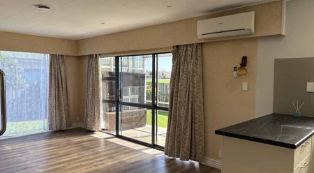 Easy care living - Photo 2