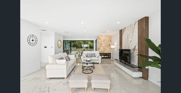 Stunning 4 Bedroom Townhouse in Scarborough - Photo 1