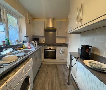 4 bedroom semi-detached house to rent - Photo 6