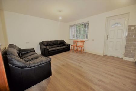 4 bedroom House in Kendall Lane BED), Leeds - Photo 2