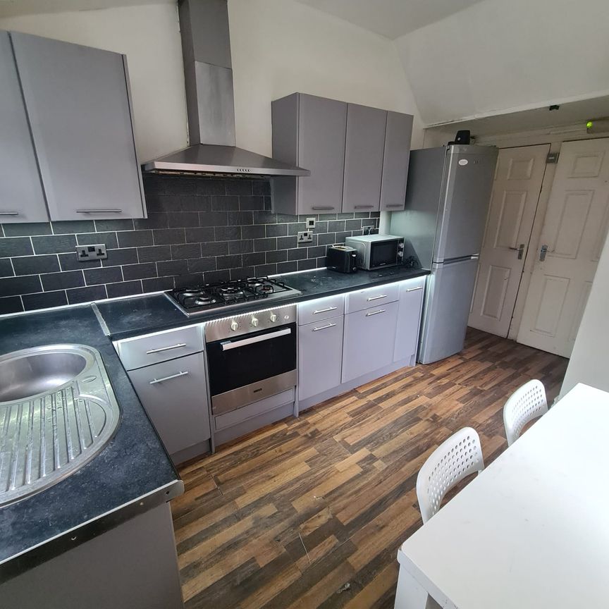 6 Bed - 26 Estcourt Terrace, Headingley, Leeds - LS6 3EX - Student - Photo 1