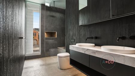 Stunning Three Bedroom Duplex - Photo 5