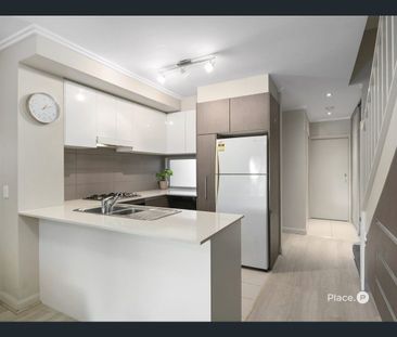 Stylish Townhome in Resort-Style Complex – Short-Term Lease to 10 D... - Photo 5