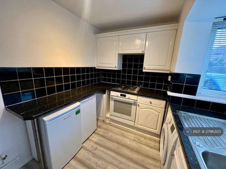 2 bedroom semi-detached house to rent - Photo 5