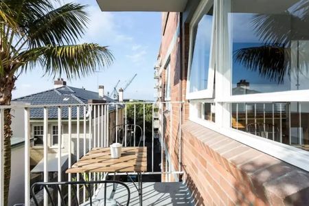 Fully Self Contained Sunny Apartment with City Skyline and Harbour Views. Available Now! - Photo 4