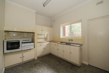 Spacious, Art Deco apartment immersed right in the heart of Camberwell - 6 month lease only on offer. - Photo 5