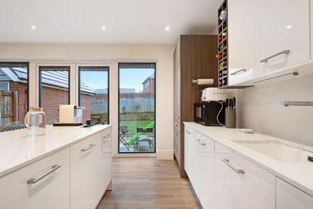 4 bedroom detached house to rent - Photo 3