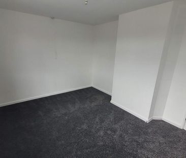 4 bedroom semi-detached house to rent - Photo 5