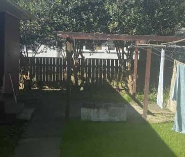 Family Friendly 3 Bedroom Home - Photo 3