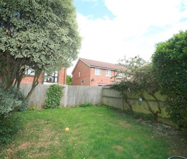 3 bedroom end of terrace to rent Farriers Road, Epsom, KT17 - Photo 3