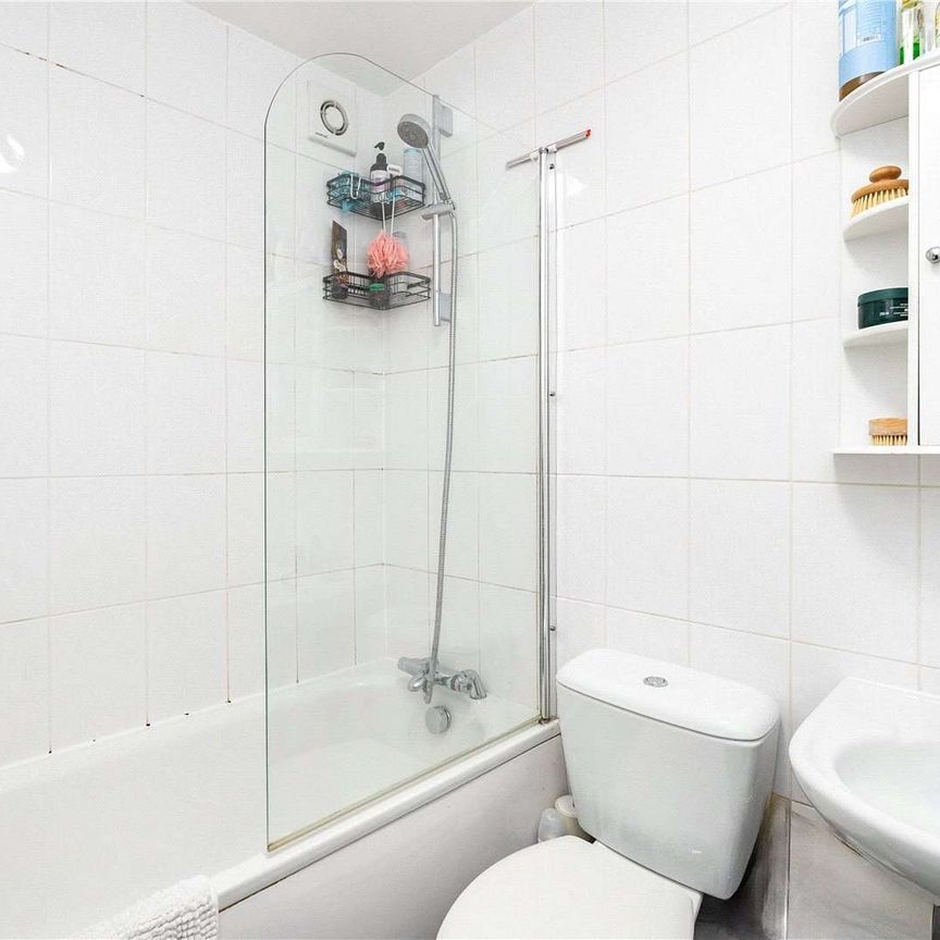 A superb modern two bedroom apartment in the heart of Wimbledon Town. - Photo 1