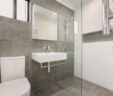 Modern One Bedroom Flat - Utilities & Internet Included! - Photo 2