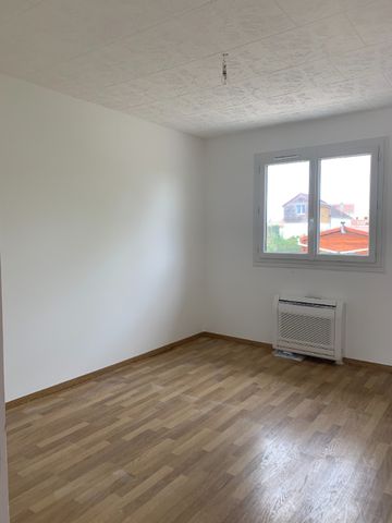 MAISON T6 à CHAMPFORGEUIL - Photo 4