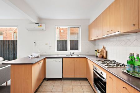 SPACIOUS TWO BED IN RIPPONLEA! - Photo 5