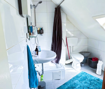 TOP: Geräumige Dachgeschoss Whg. teilmöbliert mit farblich-stilvoll... - Photo 1