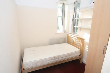 4 bedroom semi-detached house to rent - Photo 3