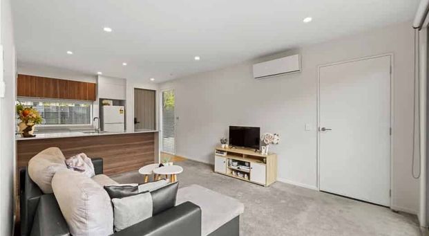 Modern 2 bed, 2 bath townhouse - Photo 1