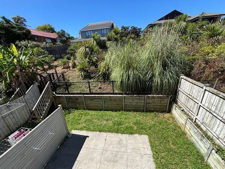 Stylish 3BR Townhouse in Totara Heights - Photo 3