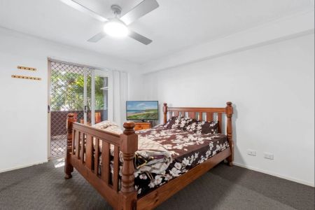 Spacious 2-Bedroom Apartment with Balcony & Secure Parking in Holland Park - Photo 2