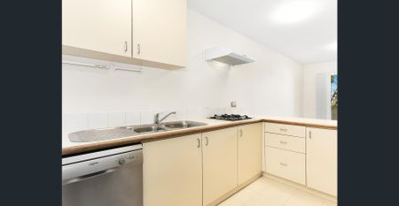 Two bedroom townhouse in prime location - Photo 3