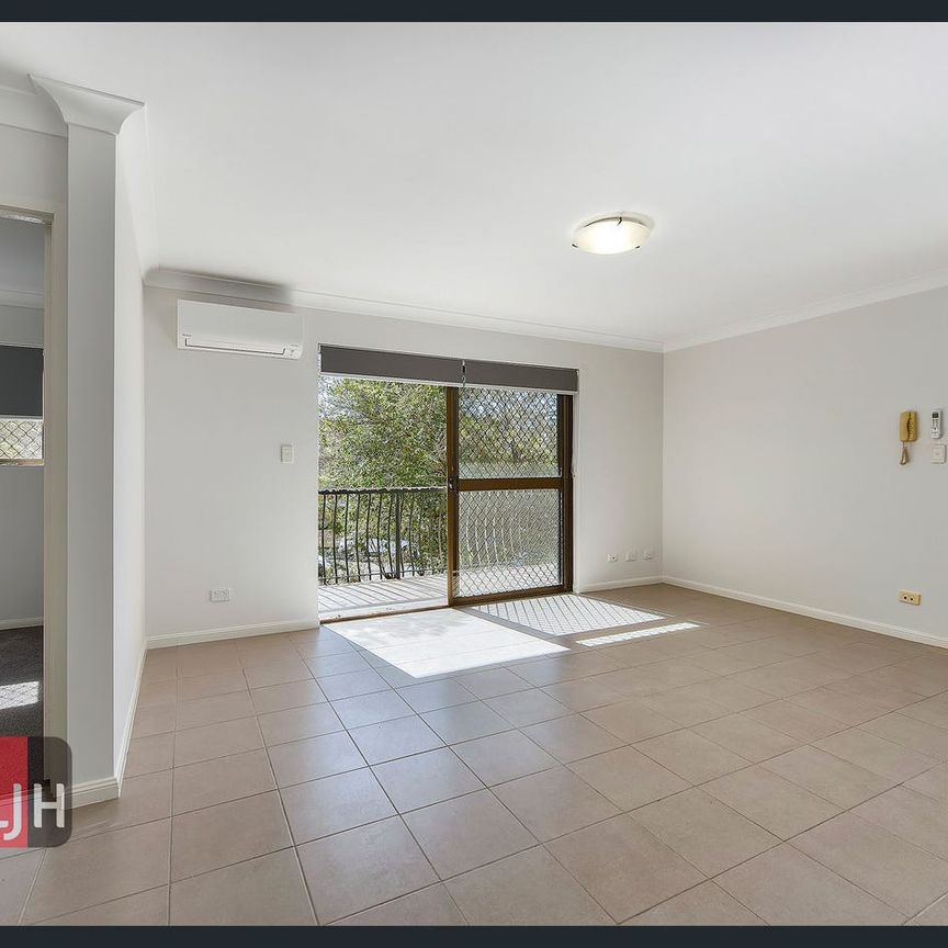 SPACIOUS 3 BEDROOM UNIT IN CHERMSIDE - Photo 1