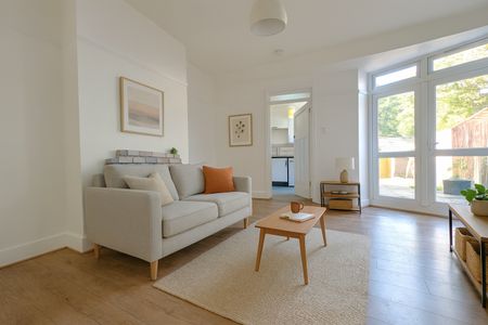 1 Bed Flat, Lawrence Road, W5 - Photo 2