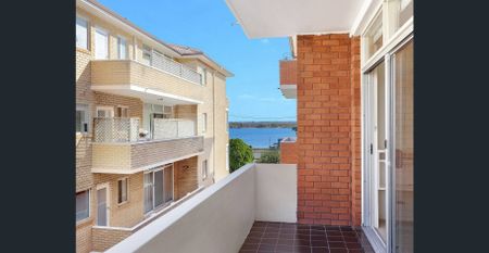 Beautifully Presented Apartment that Ticks all the Boxes - Photo 4