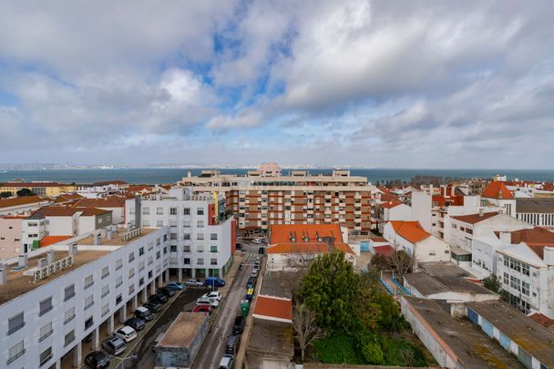 Excelente Apartamento T2 de 3 assoalhadas com vista Rio para Lisboa em pleno Centro do Barreiro, totalmente remodelado e equipado - Photo 1