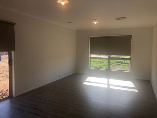 Family Home - 3 bedrooms, 2 Spacious Living, Double Garages - Photo 1