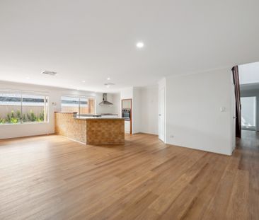STUNNING 4x2x2 FAMILY HOME! - Photo 1