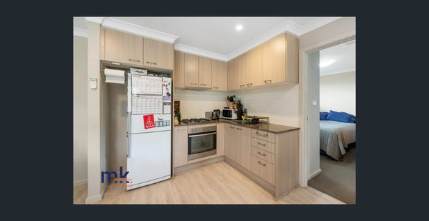 Private 1 Bedroom Flat with Extra Living Space/ 2nd Bedroom - Photo 1