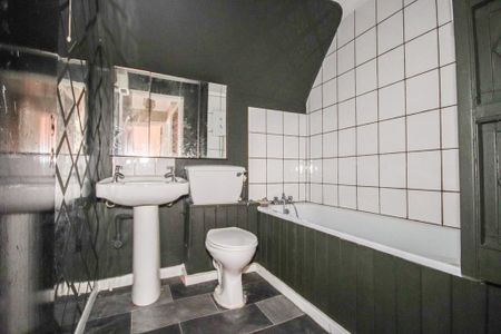 3 bedroom flat to rent - Photo 3