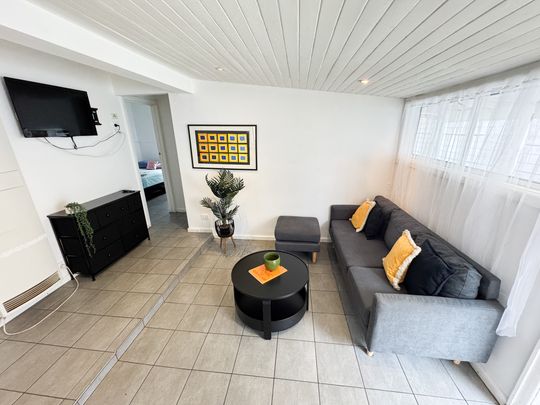 EQUIPPED ST KILDA FOUR BEDROOM APARTMENT. - Photo 1