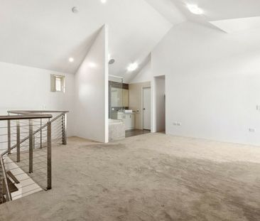 MODERN TWO-STOREY LIVING IN A GREAT MANDURAH LOCATION - Photo 2
