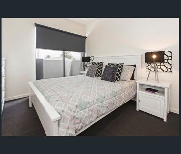 Spacious Apartment In The Heart Of Mordialloc - Photo 2