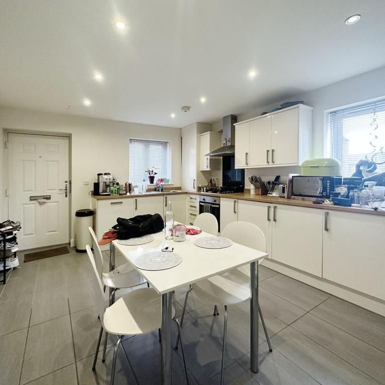 3 bedroom semi-detached house to rent - Photo 1