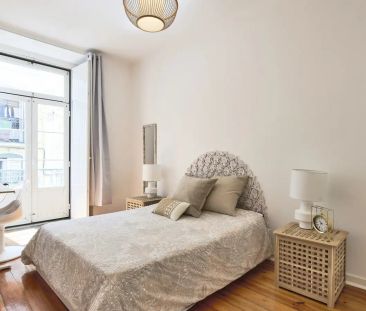 Room in a shared 13-bedroom apartment for rent in Lisbon. - Photo 2