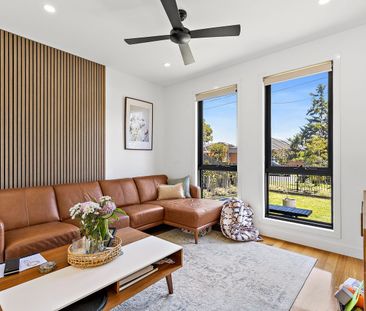 Modern Light-Filled Townhouse in Prime Thornbury location - Photo 6