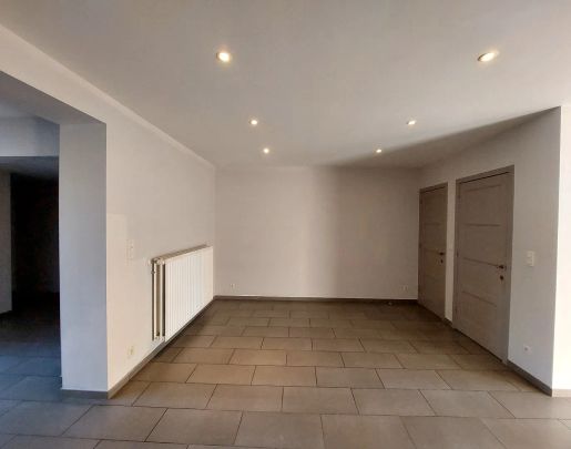 Te huur: ruime gezinswoning met garage op toplocatie in Waregem - Foto 1