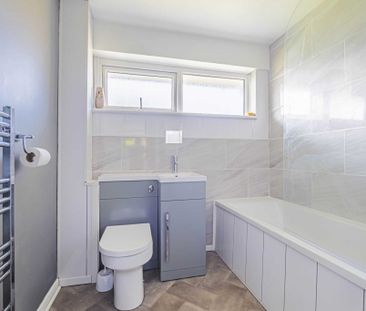 3 bed Terraced for rent - Photo 4